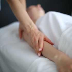 Drainage lymphatique des jambes (photo d’illustration)