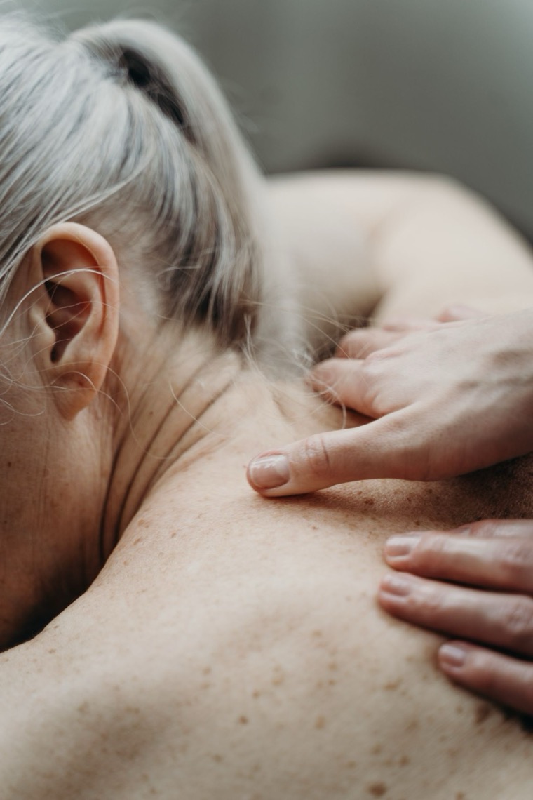 Gestes d’ostéopathie sur la nuque et les épaules (photo d’illustration)