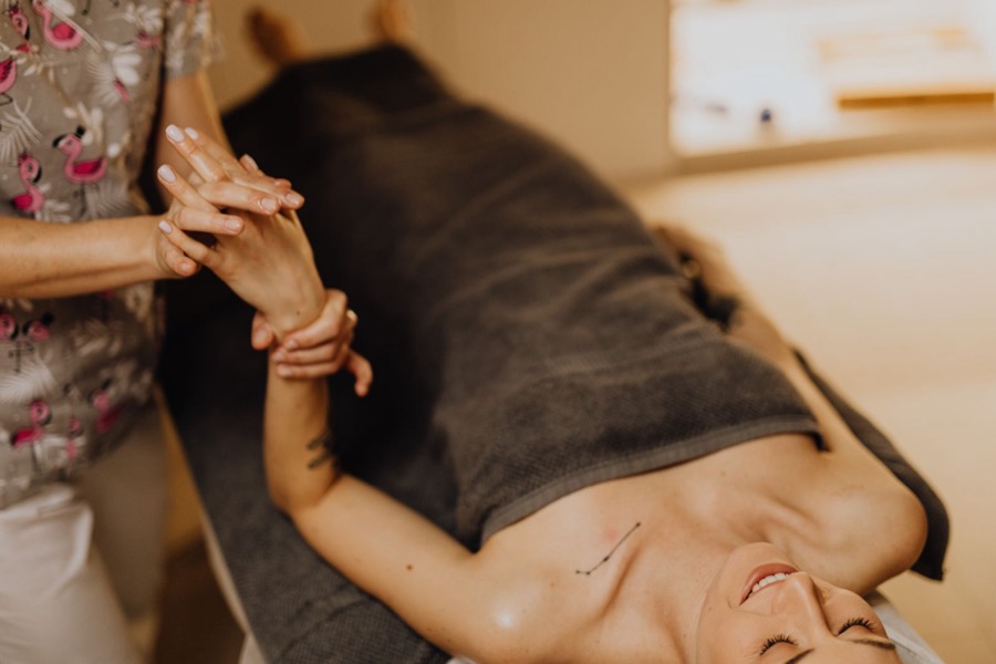 Gestes de thérapie manuelle sur les mains (photo d’illustration)
