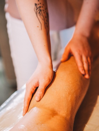Pressions douces à main à plat sur la cuisse (photo d’illustration)