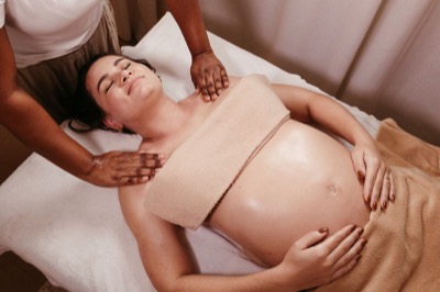 Soin prénatal : mains posées sur une femme enceinte (photo d’illustration)