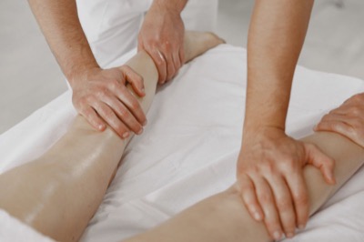 Pressions glissées sur les jambes (photo d’illustration)