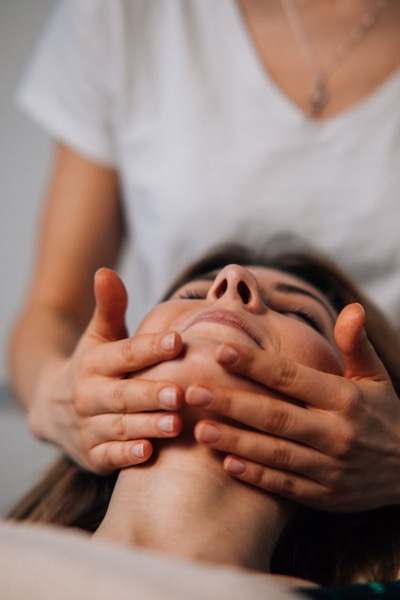 Travail du visage : contour des yeux et ovale (photo d’illustration)